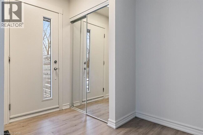 Photo du bâtiment - 250 Montmorency Dr