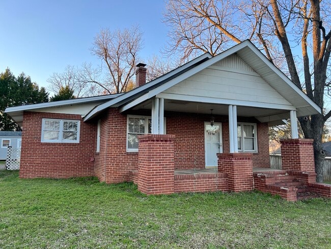 Building Photo - 1518 Summerhill Rd