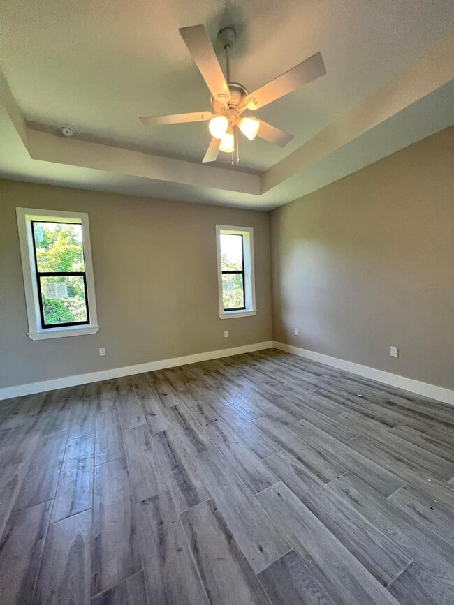 Building Photo - 3285 Lake View Blvd