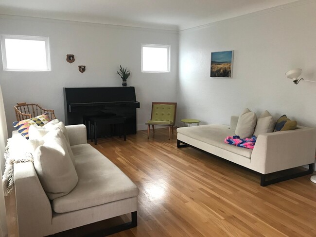 living room furnished for scale - main level - 2505 SE Ash St