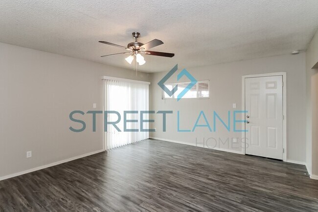 Foto del edificio - REDUCED! - Now offering first month's rent...