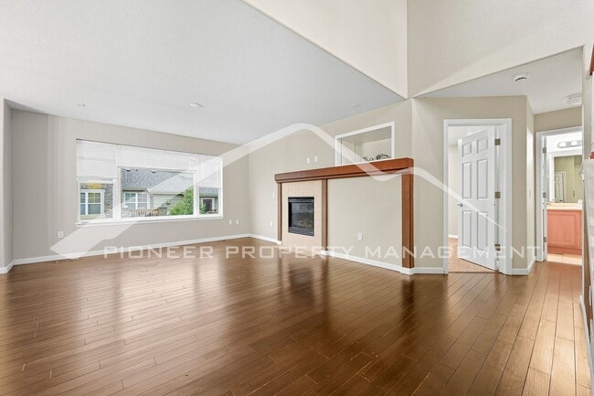 Building Photo - Gorgeous Townhouse with Gas Fireplace and ...