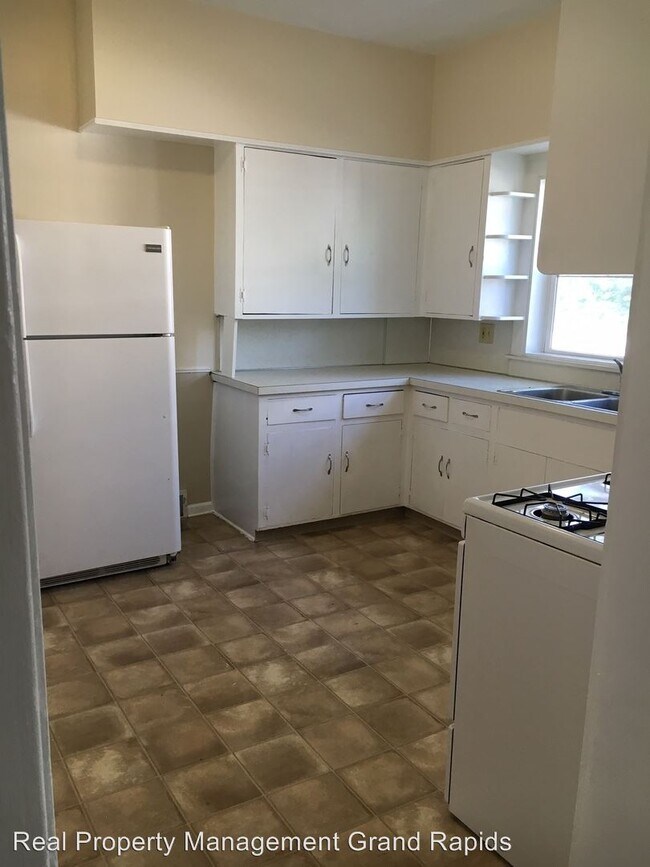 Building Photo - 617 Lydia St NE