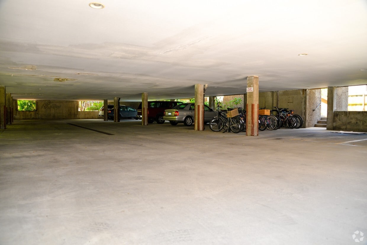 Building Photo - 2711 Mapleton Ave