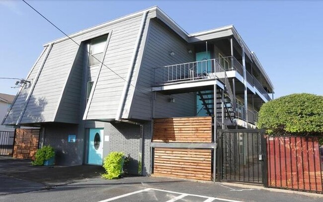 Foto del edificio - 3215 Crestview Dr