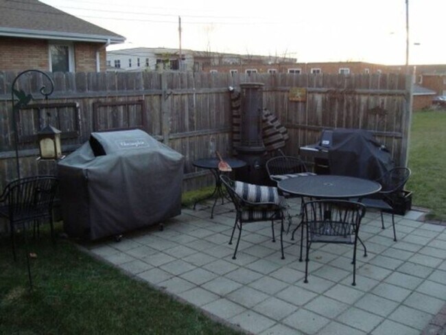 Foto del edificio - 704 Robinwood Ln
