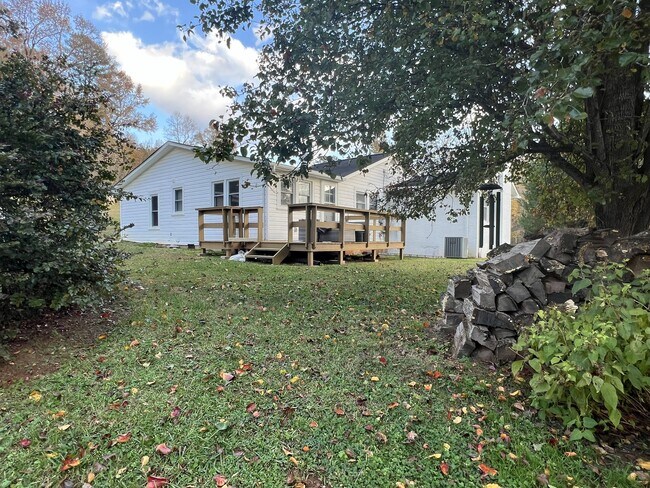 Foto del edificio - 128 Meadow Ln