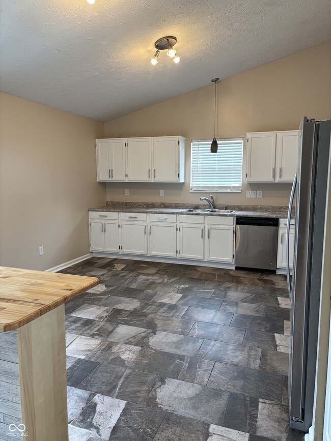 Building Photo - 10248 Stillwell Dr