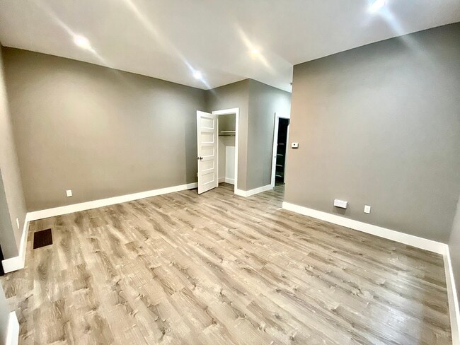 Building Photo - 3133 Lackland Ave