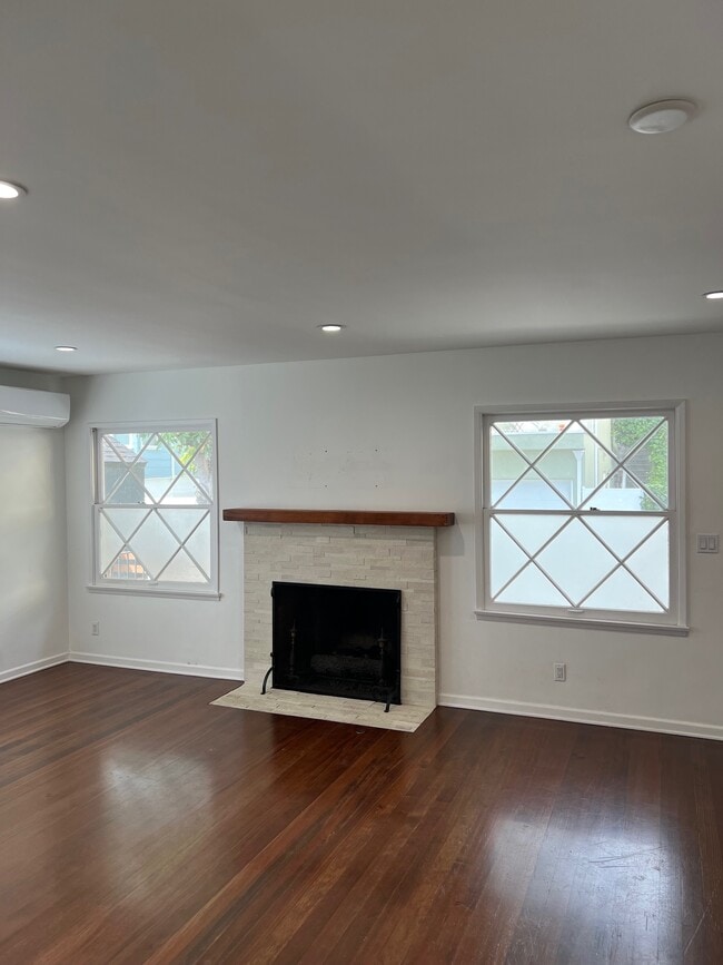 Fireplace - 1606 Westerly Ter