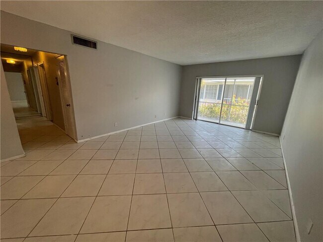 Foto del edificio - 2180 NE 67th St