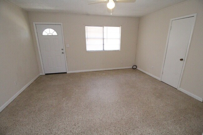 Building Photo - Private 2BR/1BA Duplex with Washer/Dryer H...