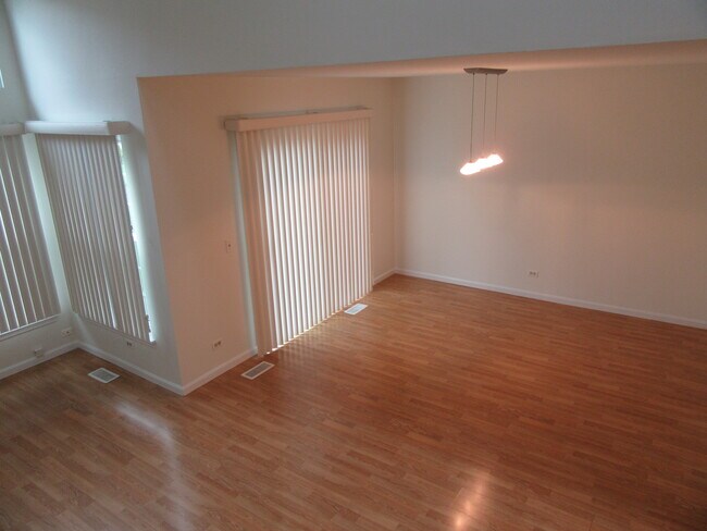 Building Photo - 155 Old Oak Ct E
