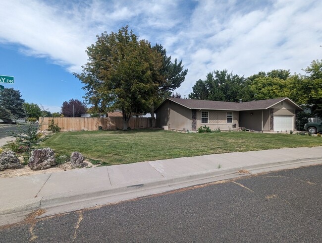 Building Photo - 3 Bedroom on the north side of Twin Falls