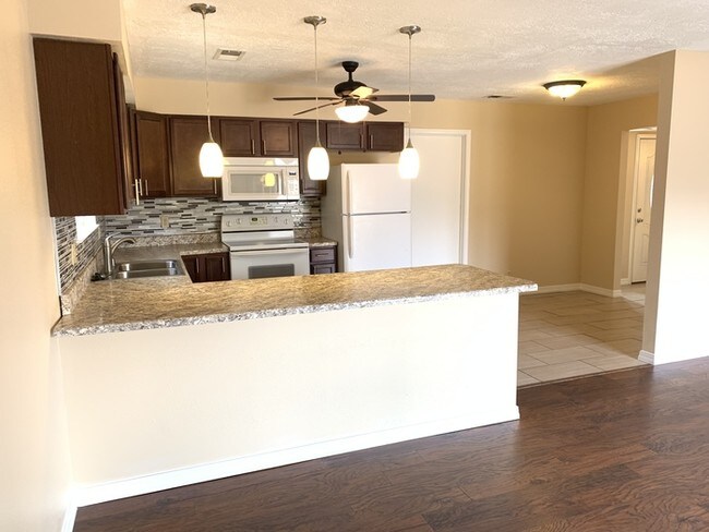 Building Photo - 3 Bed 2 Bath Home Available Now!