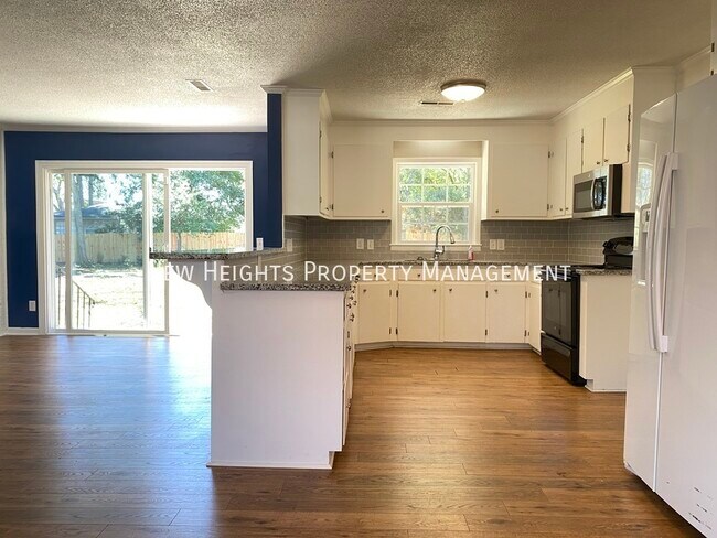 Building Photo - 118 E 7th N St