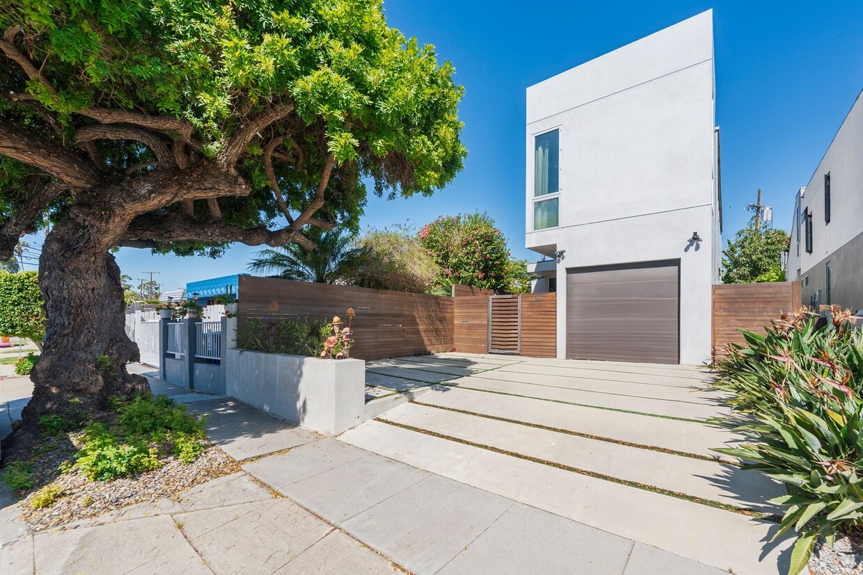 Primary Photo - Stunning Custom Home in Del Rey