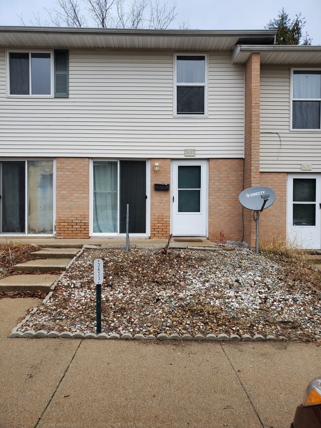 Building Photo - 3433 Kenbrooke Ct