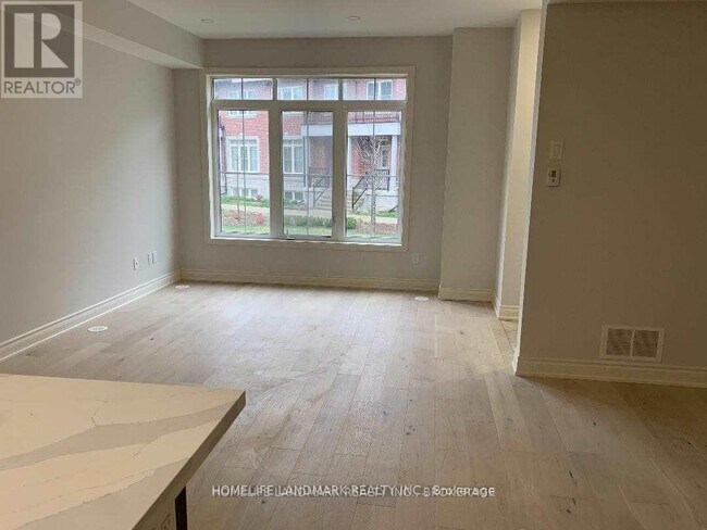 Photo du bâtiment - 8-18 Eaton Park Ln