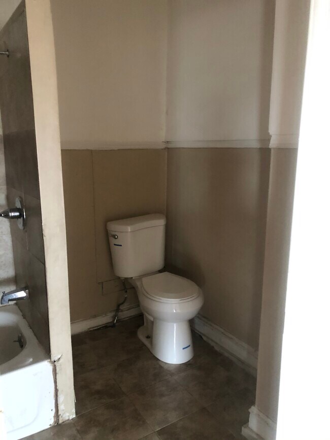 Baño - 3100 N 29th St