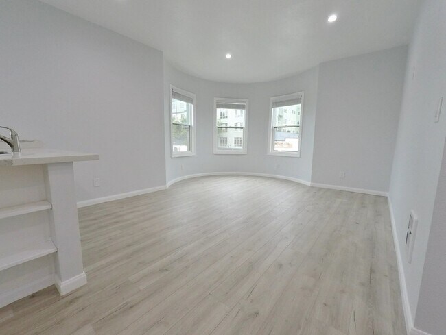 Building Photo - Fully Remodeled 1-Bed Apt with In-Unit Lau...