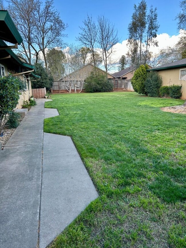 Building Photo - 2423 Mariposa Ave