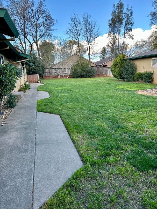Building Photo - 2423 Mariposa Ave