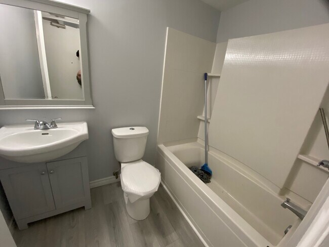 Photo du bâtiment - 80 Glasier Rd