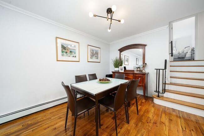 Building Photo - 607 Madison St