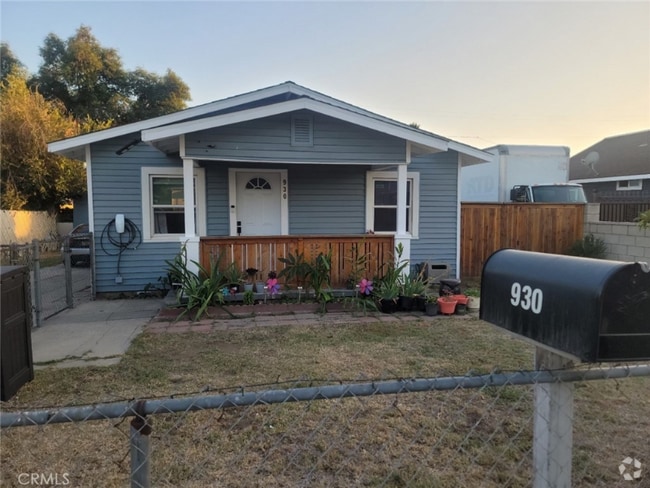 Building Photo - 930 E Elma St