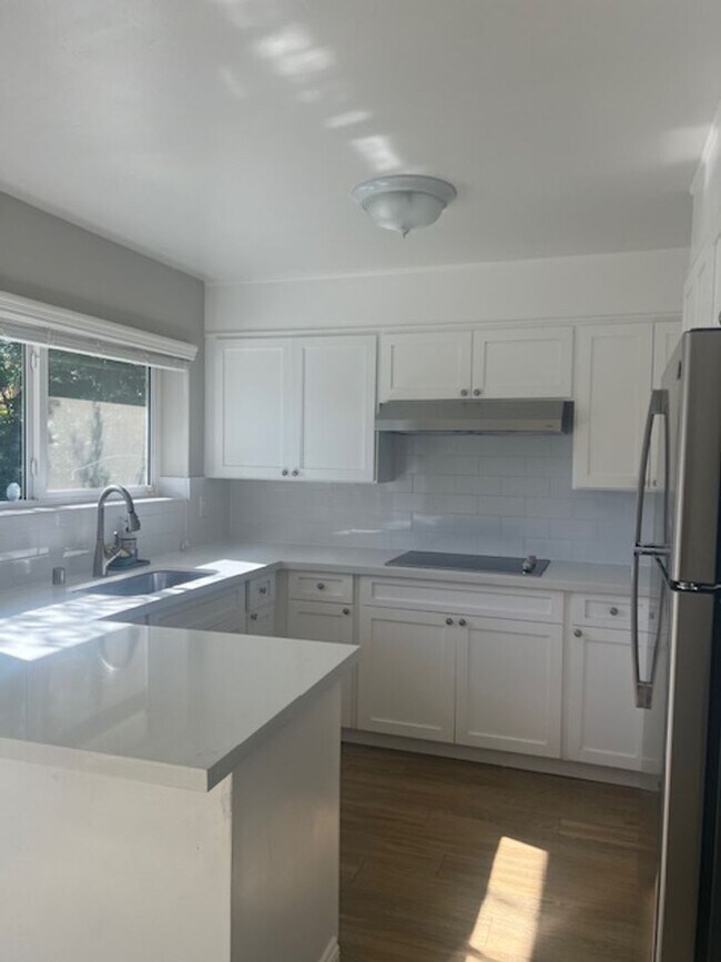 Foto del edificio - Great 3 Bedroom Updated Single Family on L...