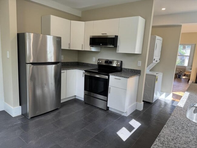 Building Photo - 14 Elm St