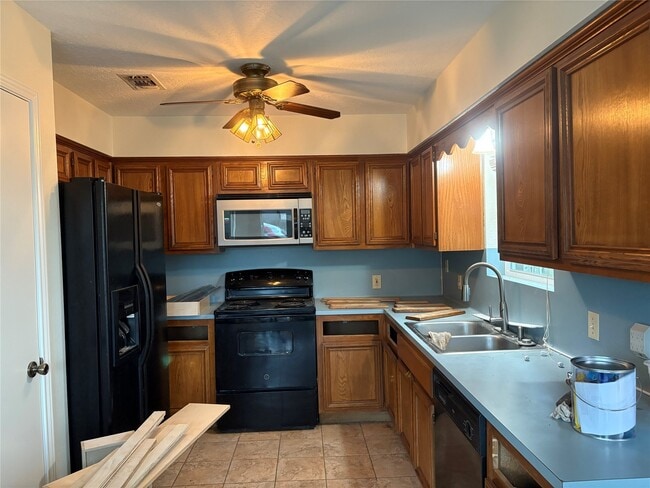 Building Photo - 505 Huckleberry Dr