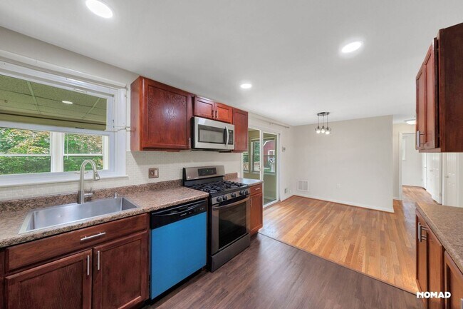 Building Photo - Spacious 5BR House in Linthicum
