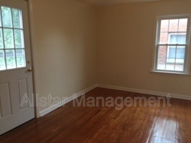 Foto del edificio - 330 E 211th St