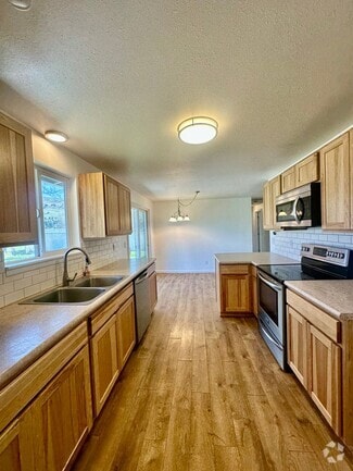 Building Photo - 6321 Dennis Dr