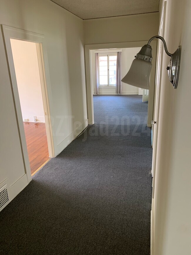 hallway to master bedroom - 824 S Norton Ave