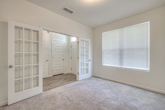 Foto del edificio - 523 Montrose Dr