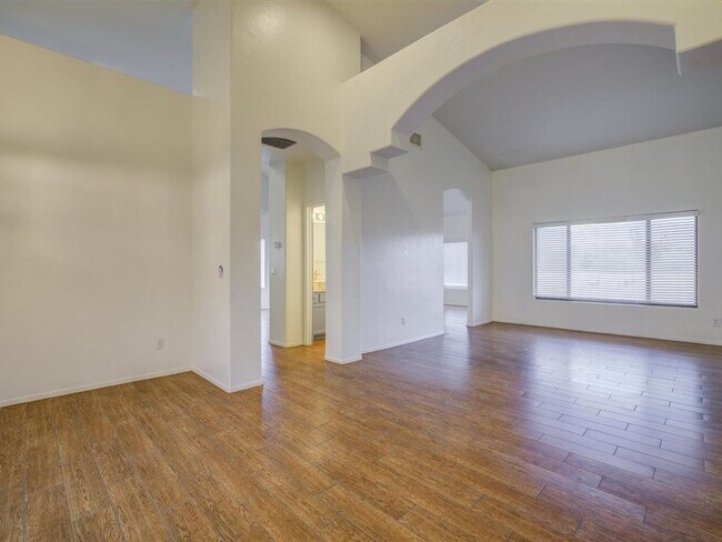 Foto del edificio - Spacious 4-Bedroom Home with Open Layout & Large Backyard