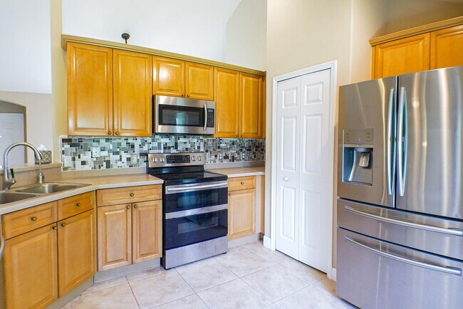 Building Photo - Beautiful 3 beds 2 bath 2-story home overv...