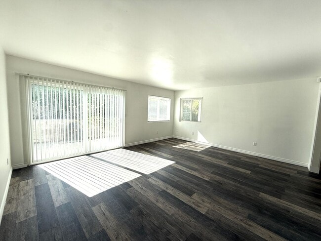 Building Photo - 4 Bedroom 2 Bathroom home available for rent NOW