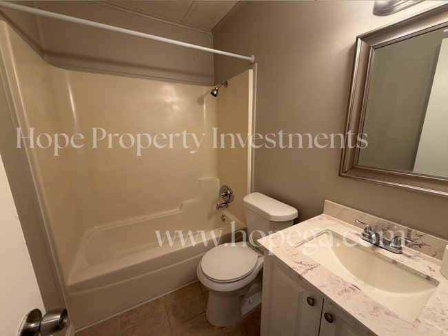 Building Photo - 4 Midland Park Ln