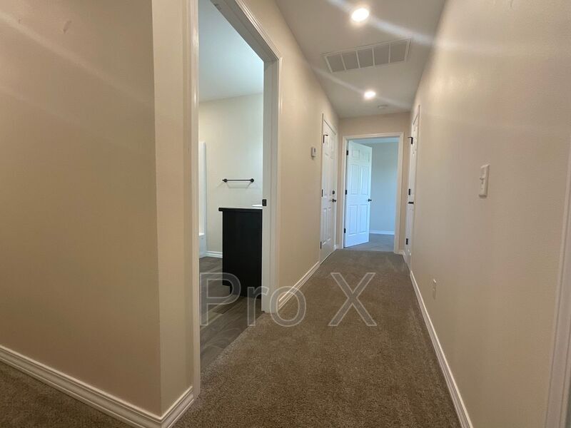 606 Easton Dr Unit Apt B, b City, MO 64870 Condo for Rent in b