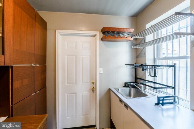 Building Photo - 2046 Montrose St