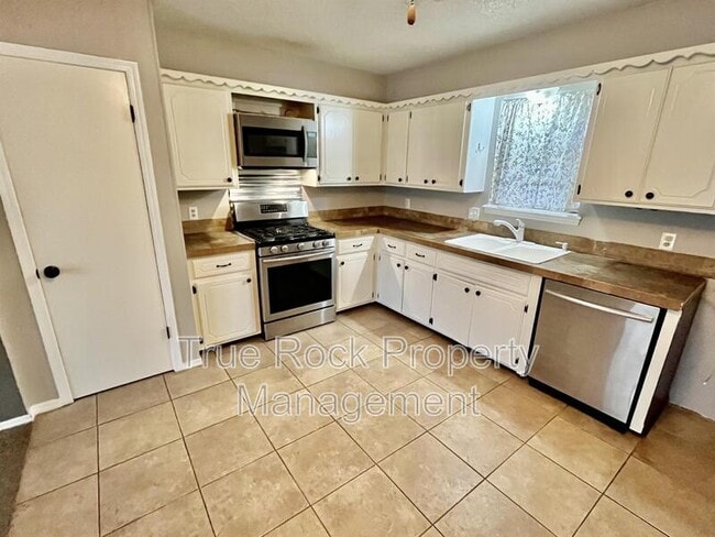 Building Photo - 928 Charles Dr