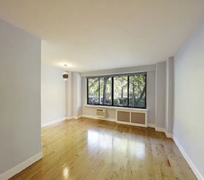 Building Photo - Spacious 1 Bedroom Apartment Available For...