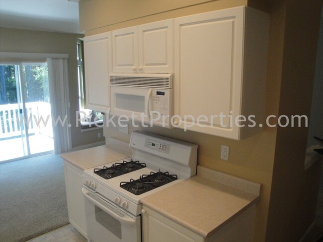 Building Photo - Beautiful 2 Bedroom Ridgetop Townhome