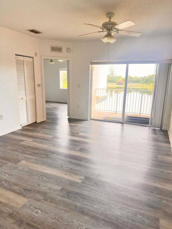 Foto del edificio - 1145 Golden Lakes Blvd