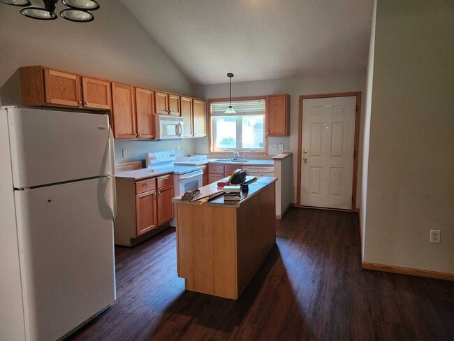 Foto del edificio - 1040/1044 4th St SE, Forest Lake, MN 55129 (duplex)