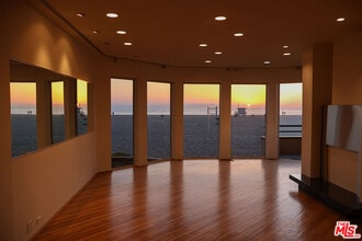 Building Photo - 3505 Ocean Front Walk